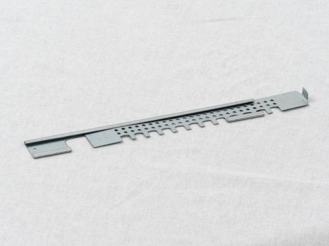 Zasuwka na wylot ula ocynkowana dł. 200 mm jednostronnie wysuwana^ Zasuwka na wylot ula ocynkowana dł. 200 mm jednostronnie wysuwana^